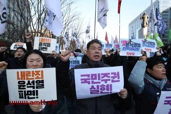 12月4日，韩国民众在首尔抗议总统尹锡悦